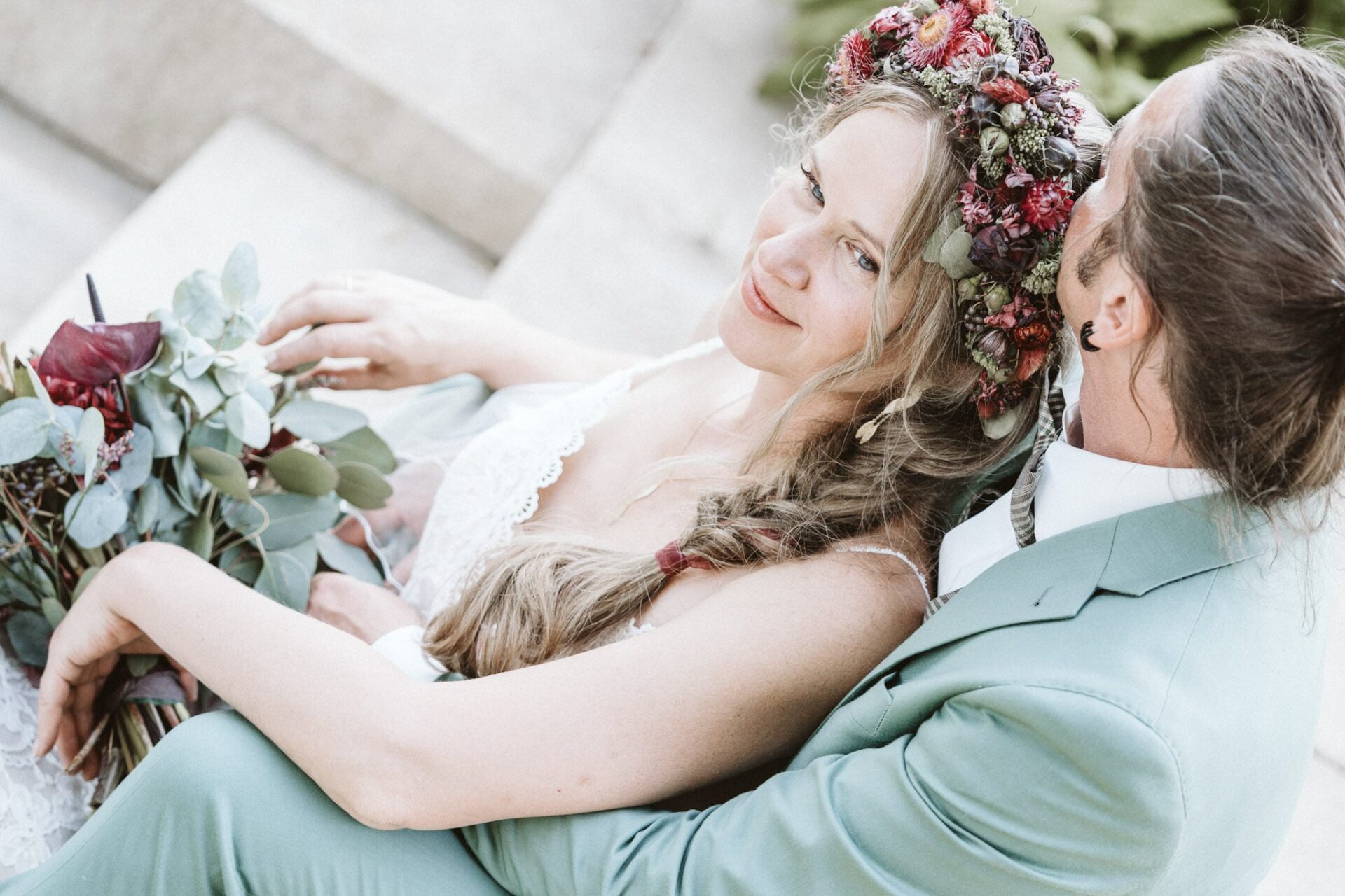 Mona und Daniel küssen sich während ihrer Hochzeit im Freien