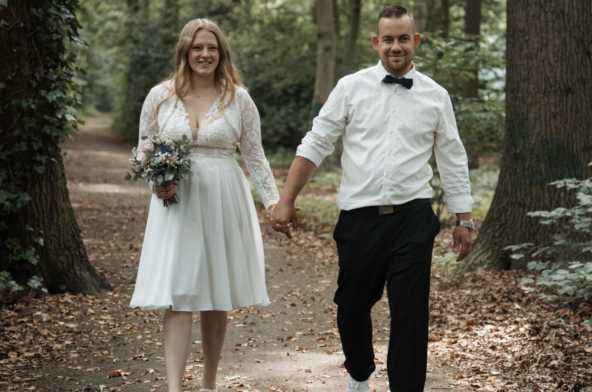 Lisa und Sven feiern ihre Hochzeit im Auto