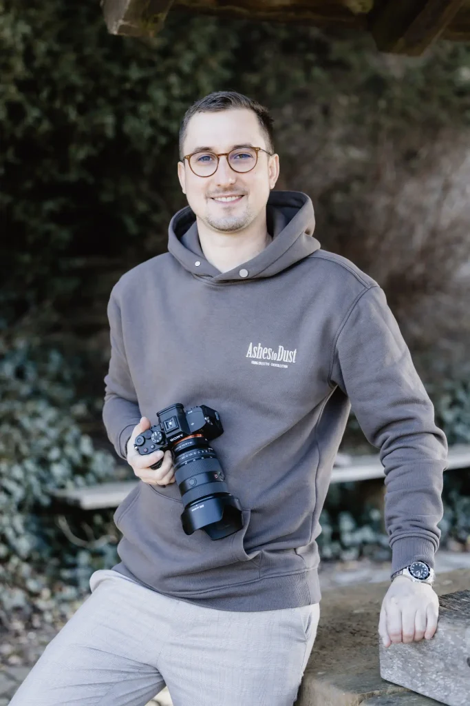 Hochzeitsvideo Oldenburg Videograf stehend mit Kamera