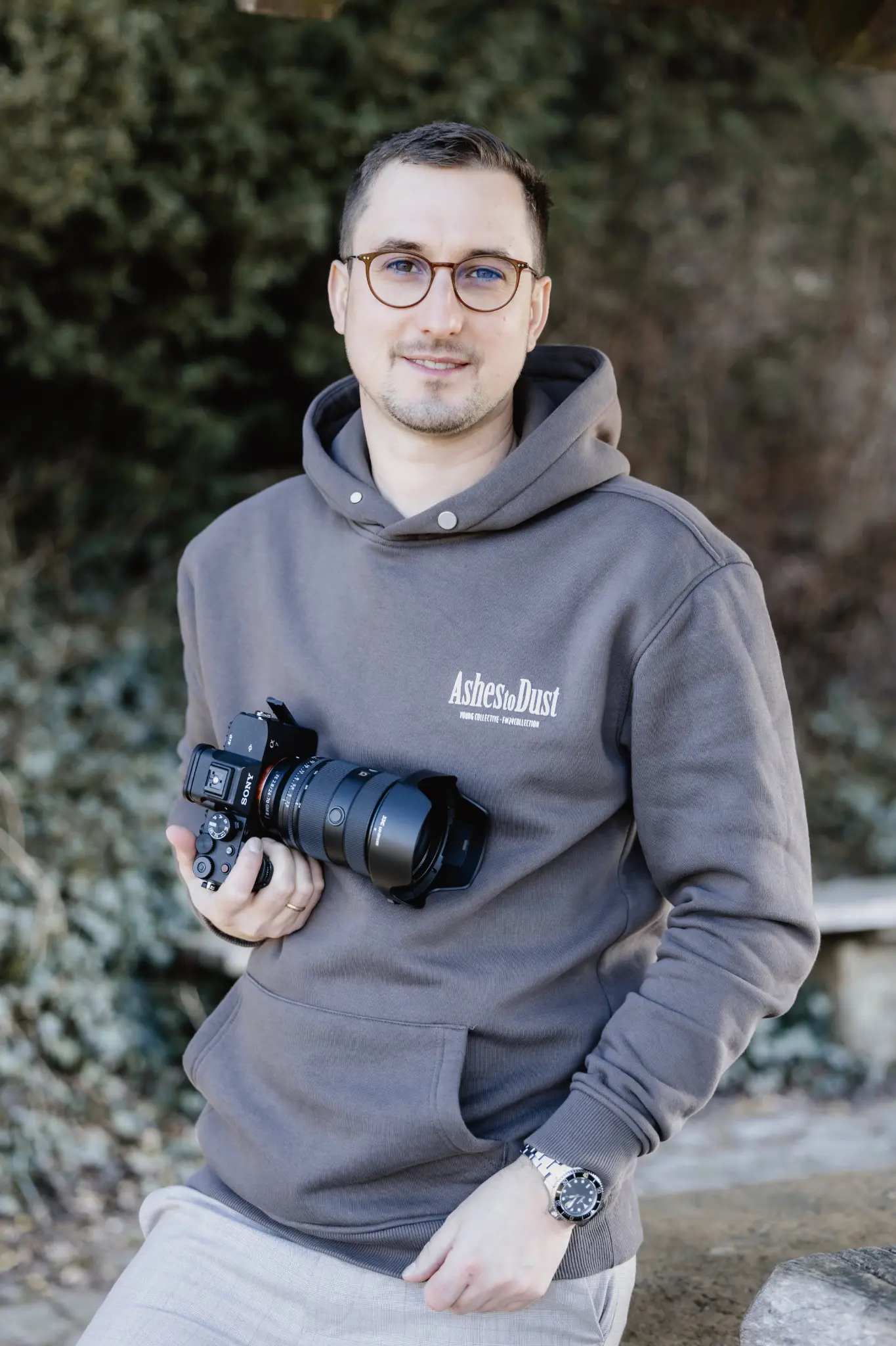 Hochzeitsvideo Osnabrück stehend im Hoddie lächelnd