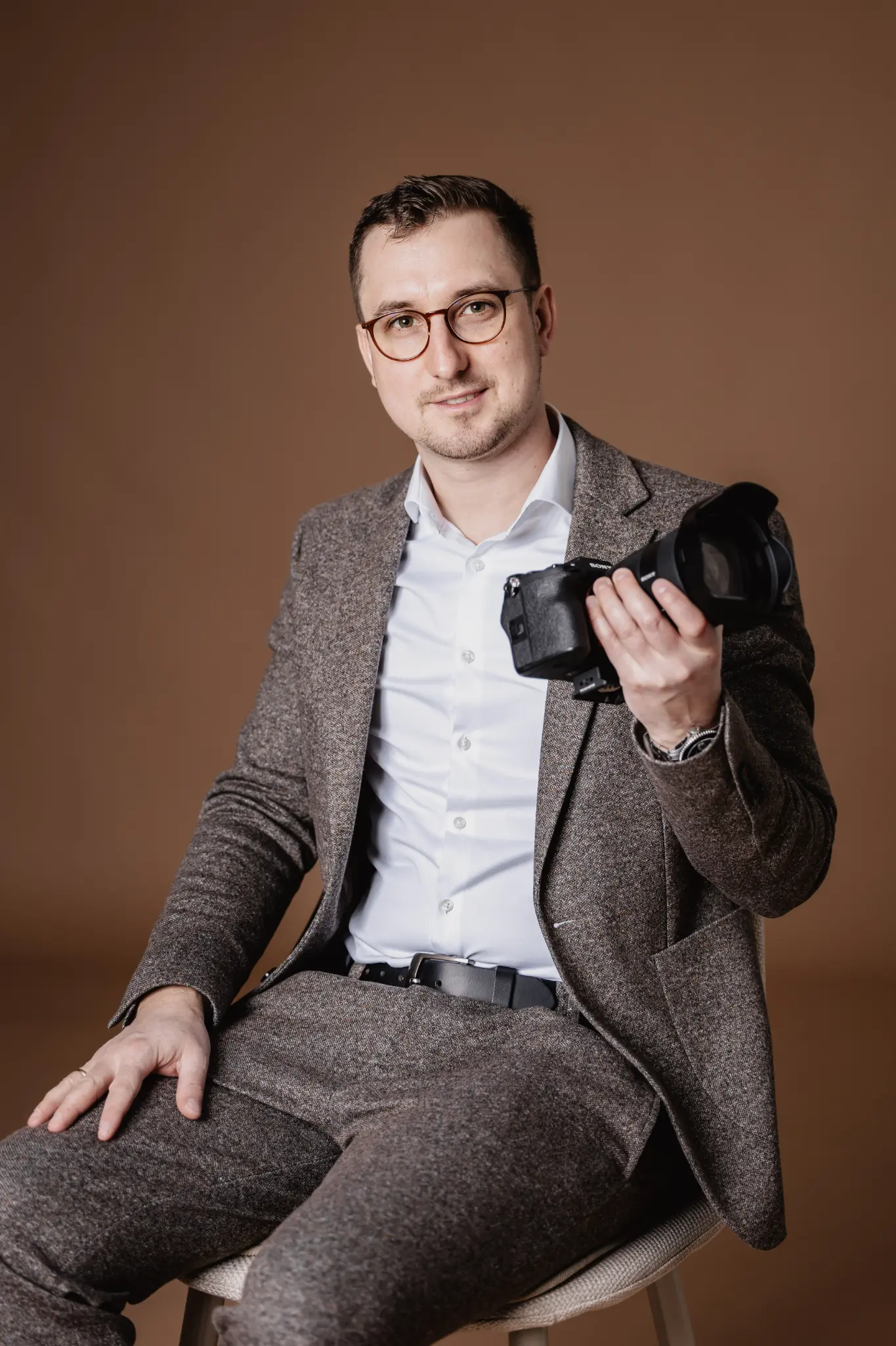 Hochzeitsvideograf Maurice Semsroth sitzend