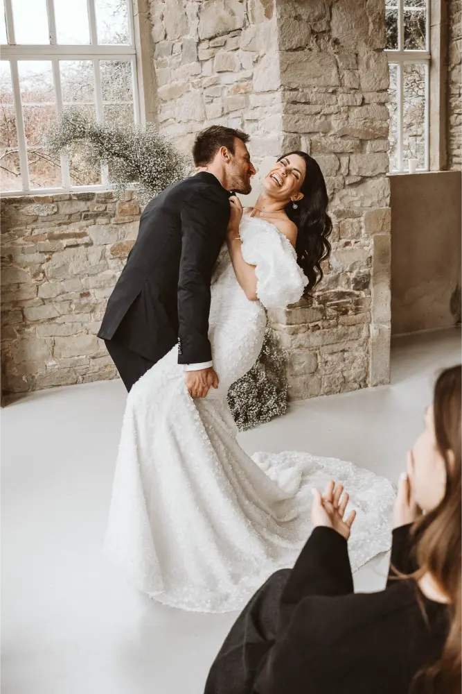 Gut Ostenwalde Hochzeit Bräutigam greift am Oberschenkel