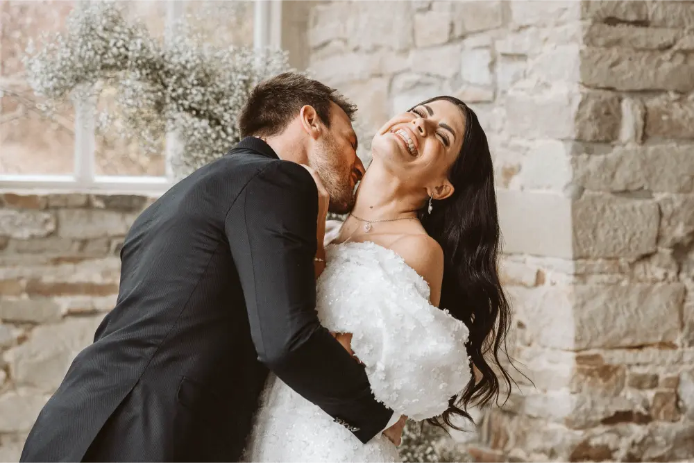 Gut Ostenwalde Hochzeit Bräutigam küsst am Hals