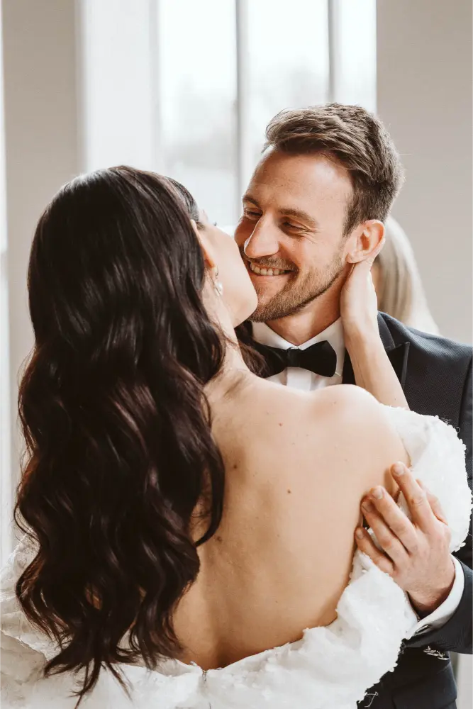 Gut Ostenwalde Hochzeit Bräutigam lacht