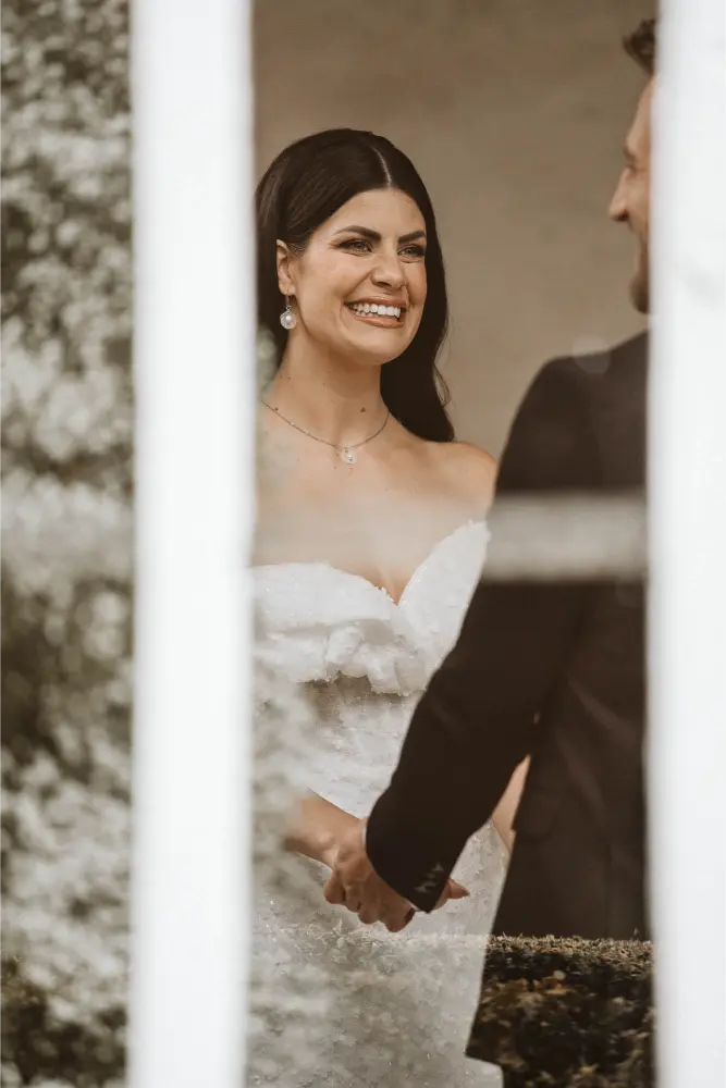 Gut Ostenwalde Hochzeit Braut durch scheibe Fotografiert