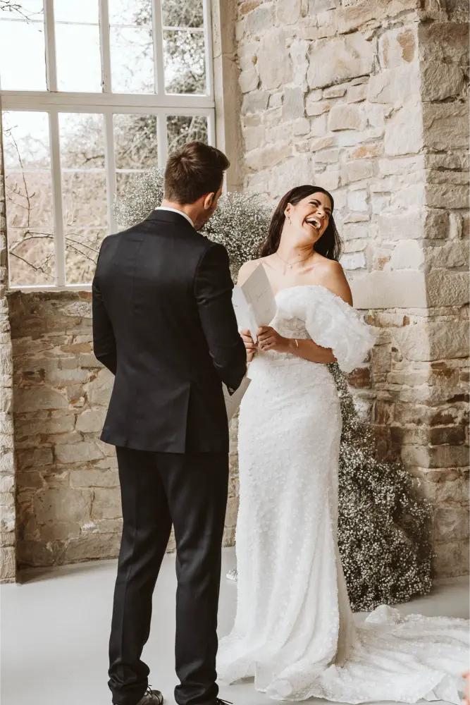 Gut Ostenwalde Hochzeit Braut lacht herzhaft
