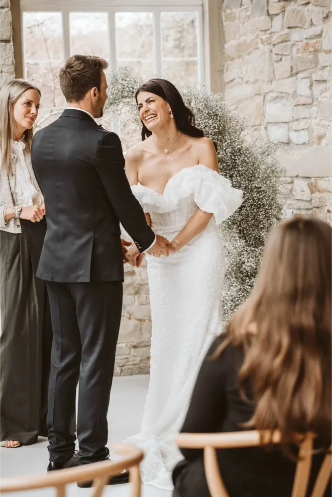 Gut Ostenwalde Hochzeit Braut mega am Lachen