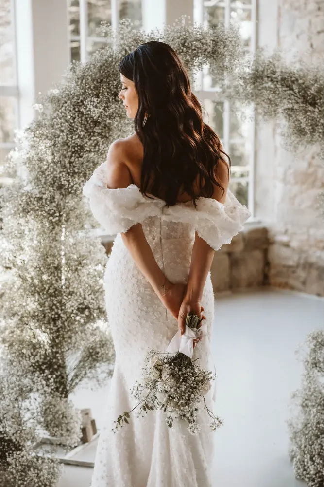 Gut Ostenwalde Hochzeit Braut mit Brautstrauß