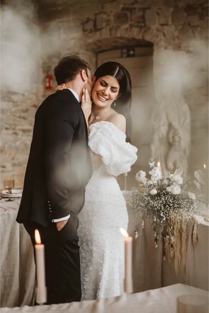 Gut Ostenwalde Hochzeit Brautpaar am Tisch