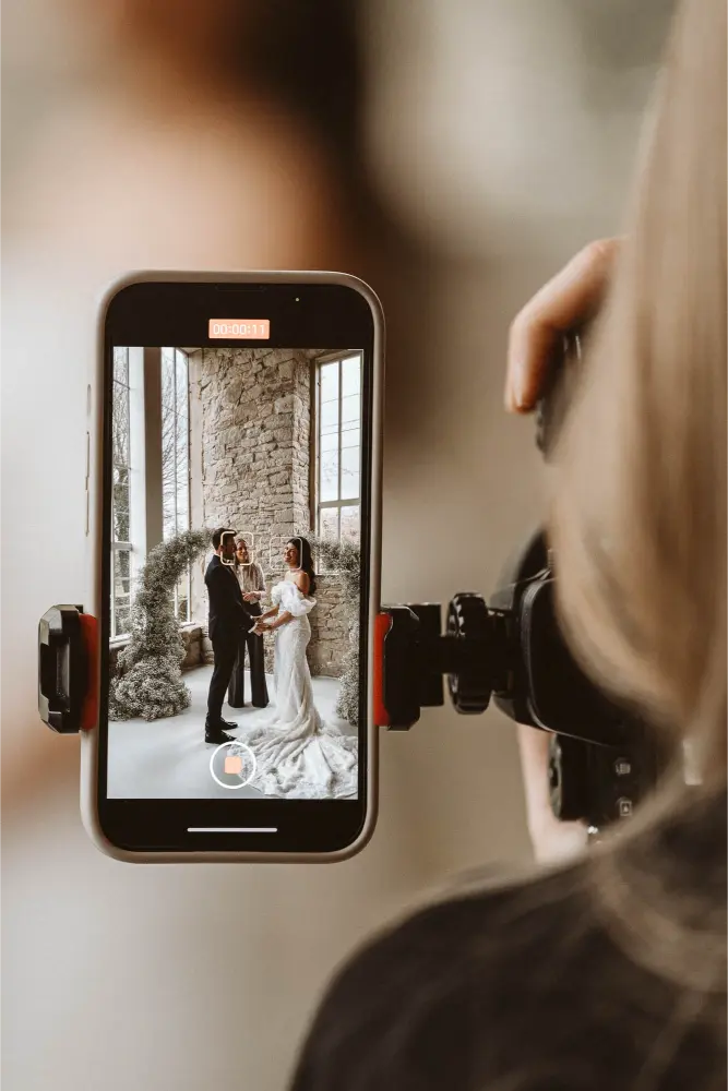 Gut Ostenwalde Hochzeit Brautpaar durch Handy fotografiert