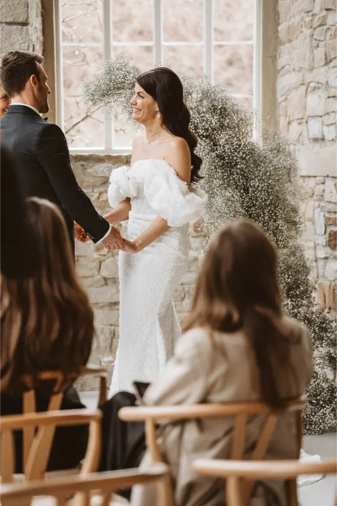 Gut Ostenwalde Hochzeit Brautpaar hält Händchen