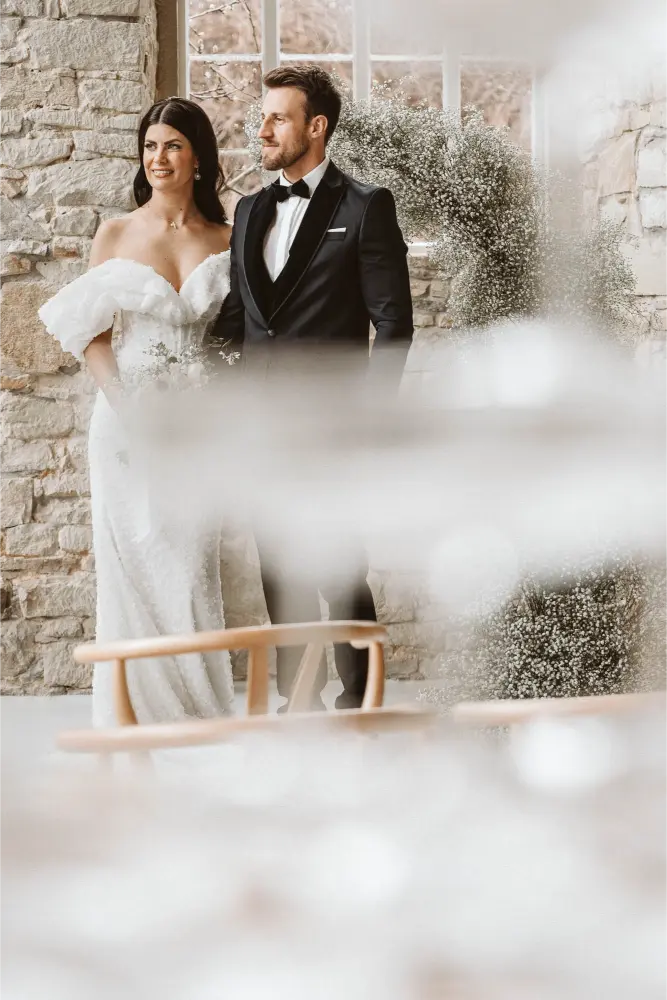 Gut Ostenwalde Hochzeit Brautpaar hinter Sekttrum