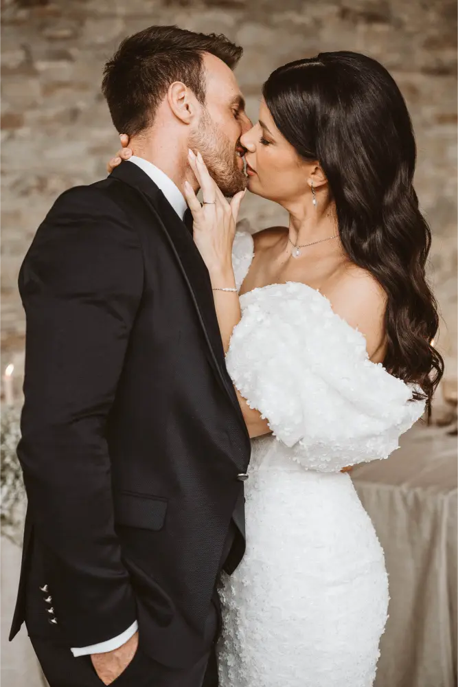 Gut Ostenwalde Hochzeit Brautpaar küssend