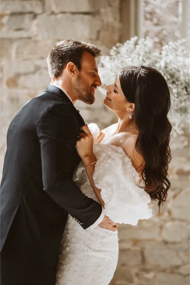 Gut Ostenwalde Hochzeit Brautpaar kurz vor Küssen