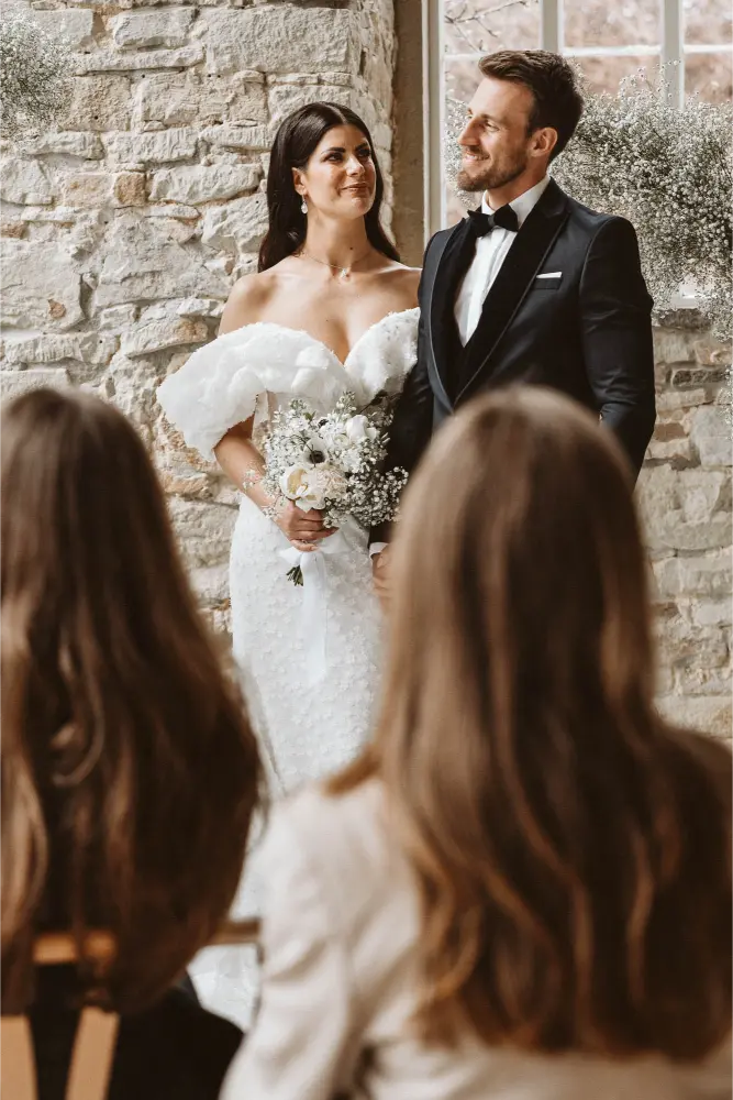 Gut Ostenwalde Hochzeit Brautpaar mit Gästen