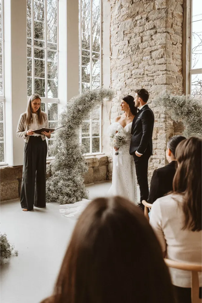 Gut Ostenwalde Hochzeit Brautpaar mit Nele und Gästen