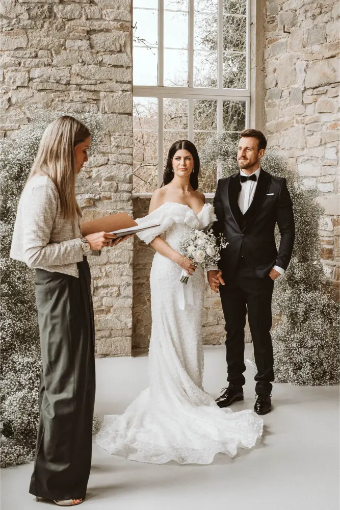 Gut Ostenwalde Hochzeit Brautpaar mit Rednerin nele
