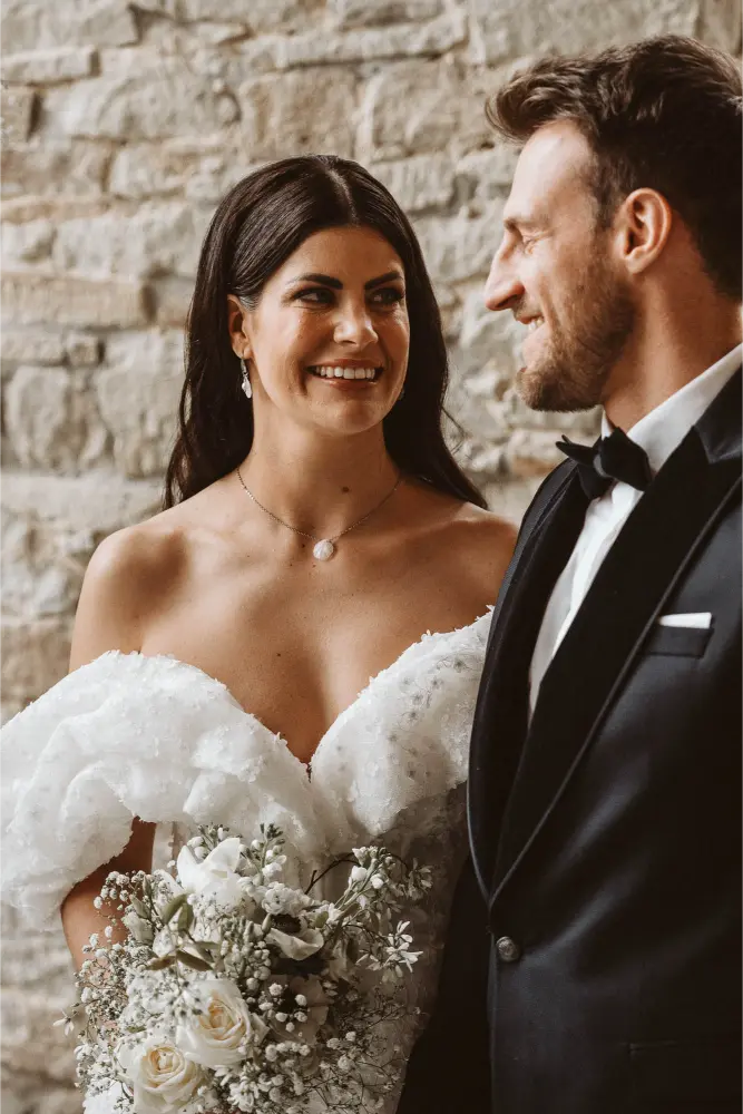 Gut Ostenwalde Hochzeit Brautpaar schaut sich an