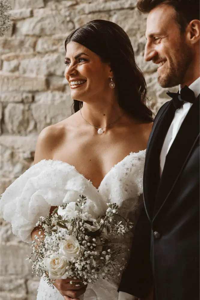 Gut Ostenwalde Hochzeit Brautpaar seitlich