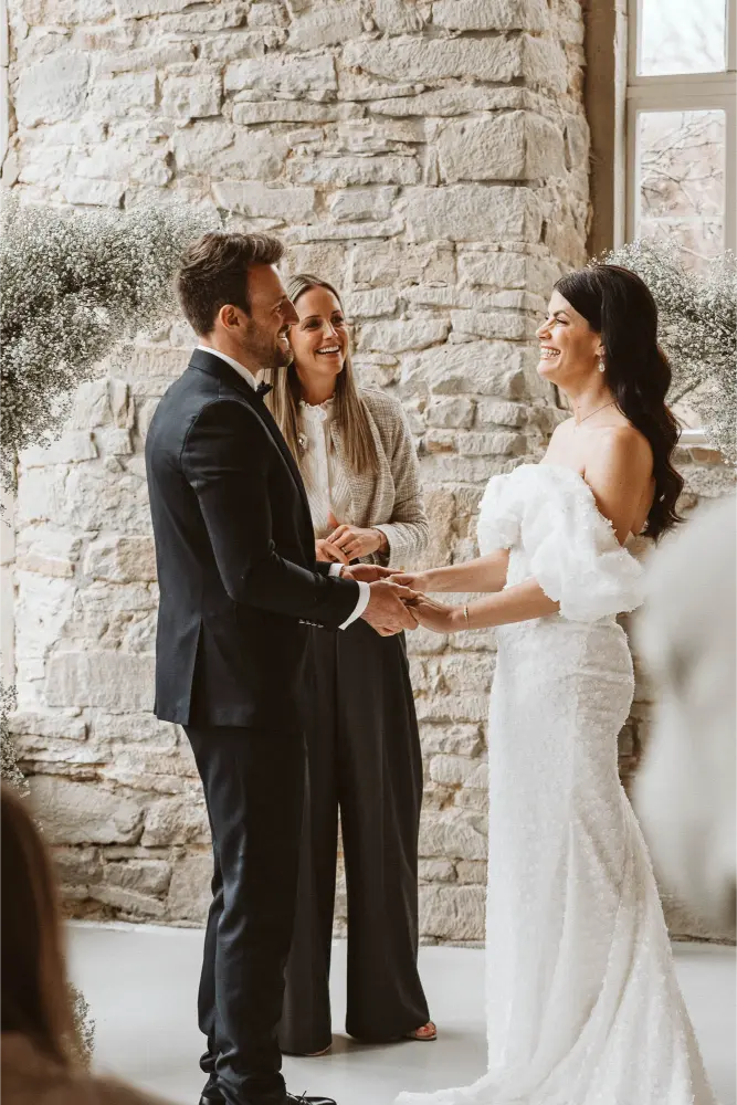 Gut Ostenwalde Hochzeit Brautpaar steht sich gegenüber und lachen