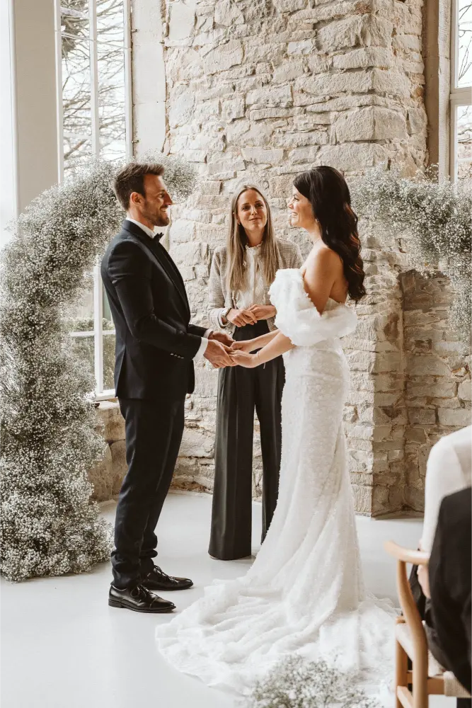 Gut Ostenwalde Hochzeit Brautpaar steht sich gegenüber