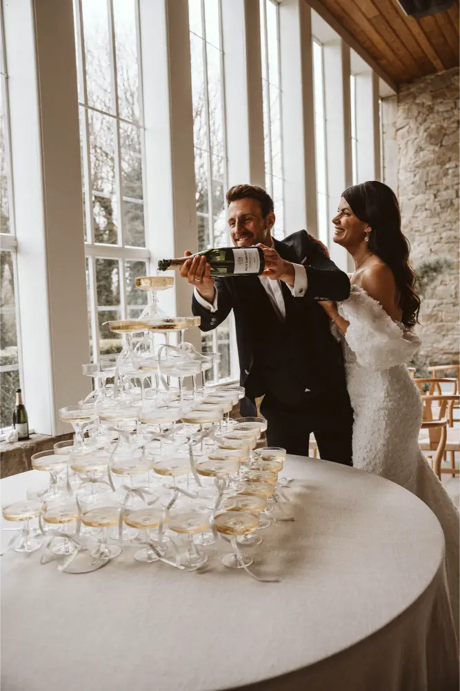Gut Ostenwalde Hochzeit Champagner tower Bräutigam schenkt ein
