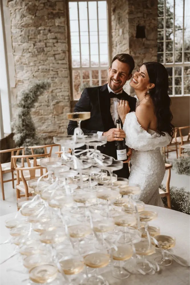 Gut Ostenwalde Hochzeit Champagner tower Braut am Lachen