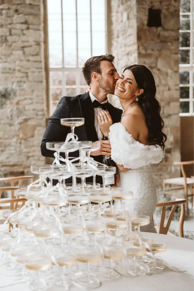 Gut Ostenwalde Hochzeit Champagner tower Braut lacht