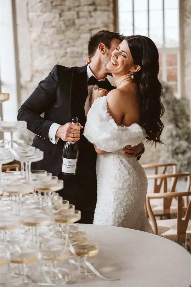 Gut Ostenwalde Hochzeit Champagner tower mit Braut und Bräutigam