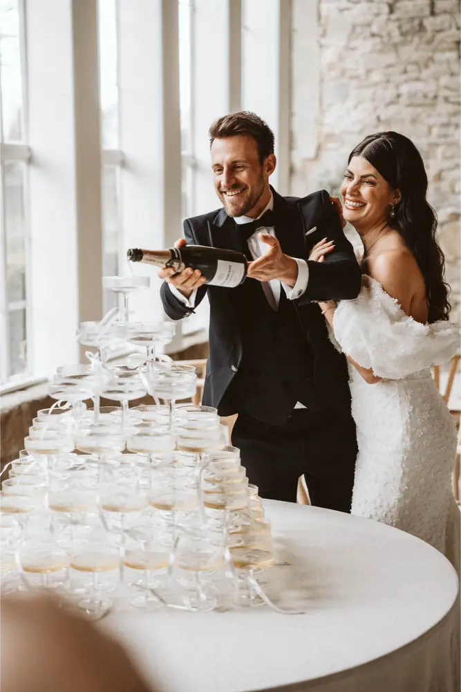 Gut Ostenwalde Hochzeit Champagner tower mit Brautpaar