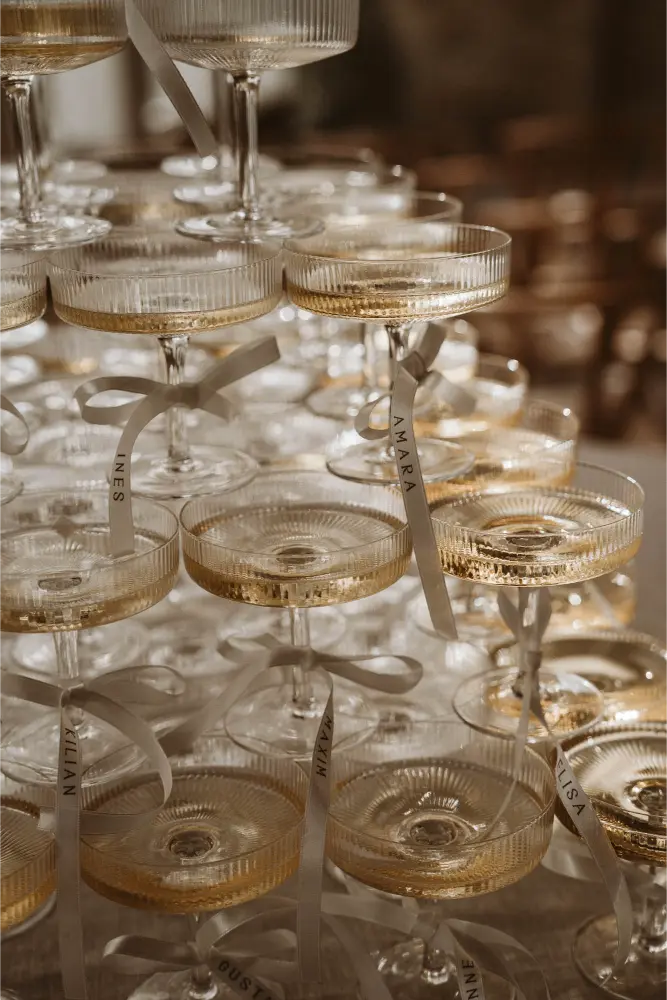 Gut Ostenwalde Hochzeit Champagner tower mit gefüllten gläser