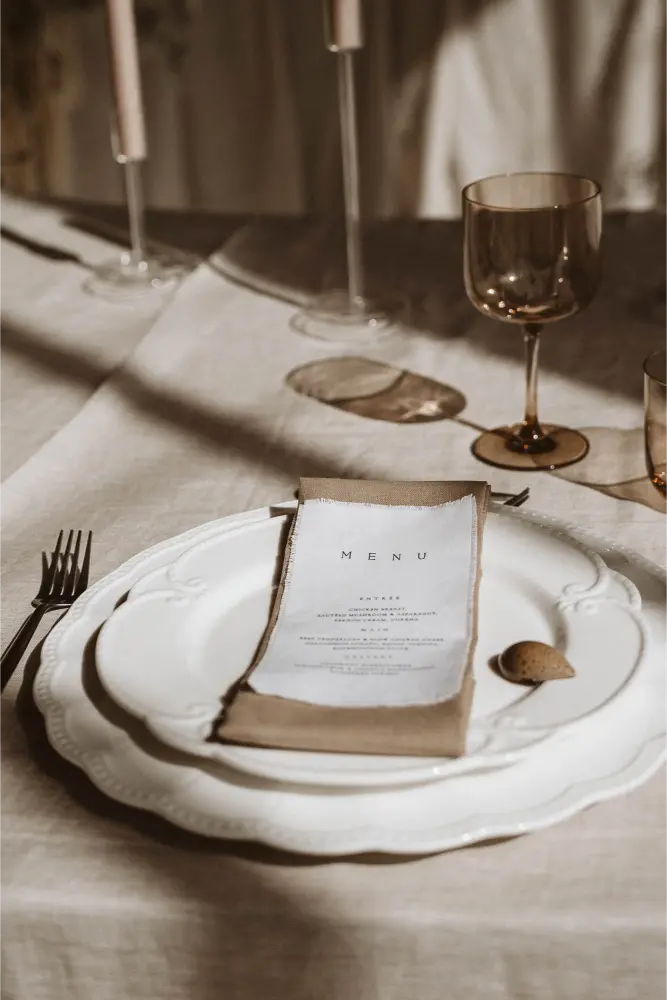 Gut Ostenwalde Hochzeit Teller mit Menü karte