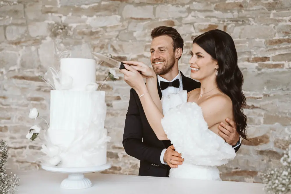 Gut Ostenwalde Hochzeit Torenanschnitt beide lachen