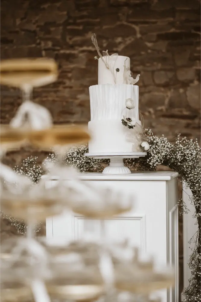 Gut Ostenwalde Hochzeit Torte mit Champagner tower