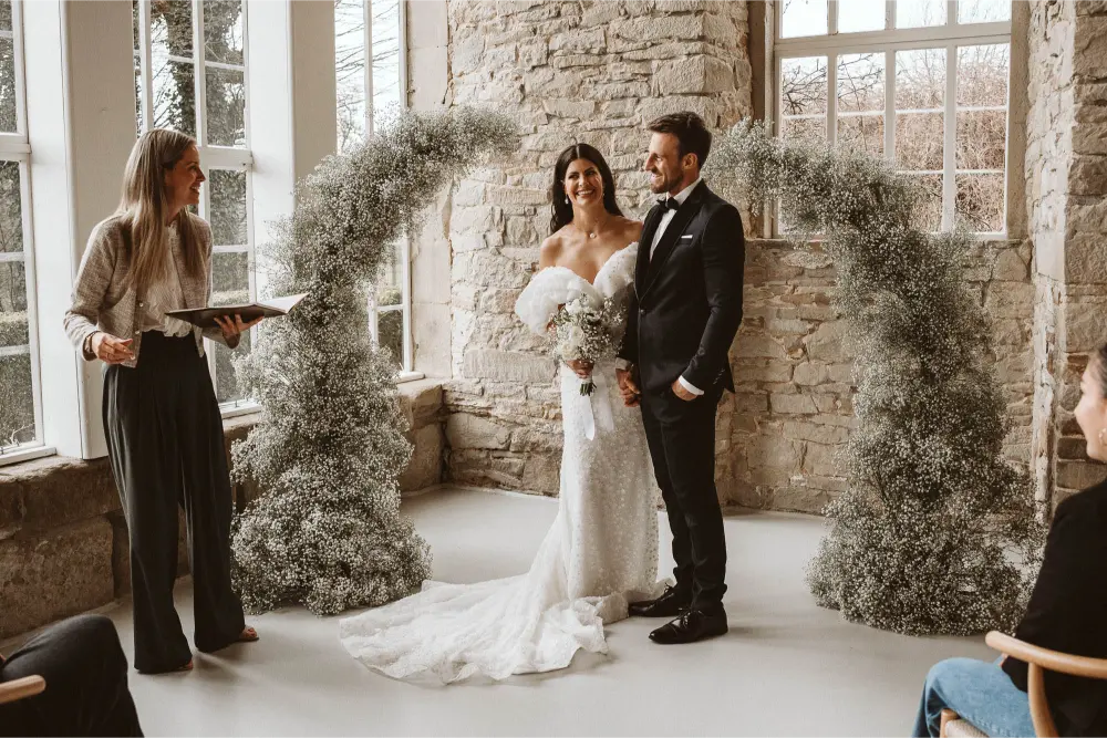 Gut Ostenwalde Hochzeit lachen Brautpaar und Rederin Nele