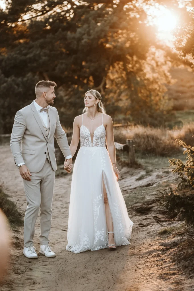 Hochzeitsfotograf Bielefeld Brautpaar im Sonnenuntergang und gehend