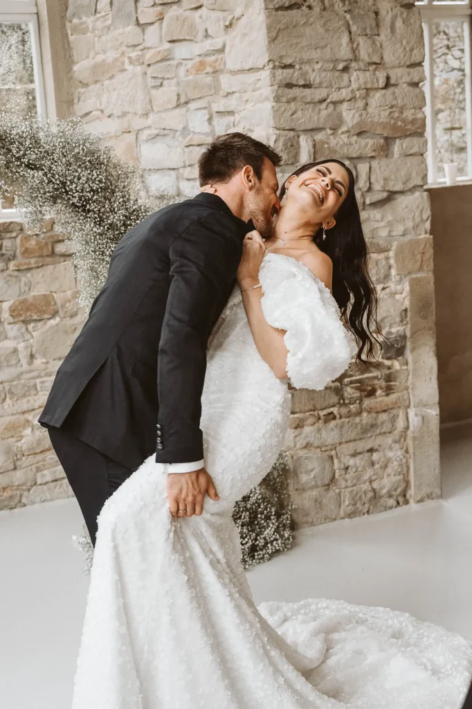 Hochzeitsfotograf Bielefeld Lachend nach hinten
