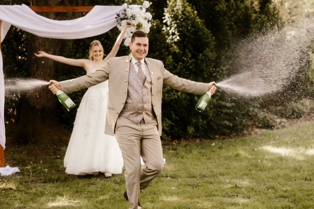 Hochzeitsfotograf Emsland Brautpaar sekt sprühend