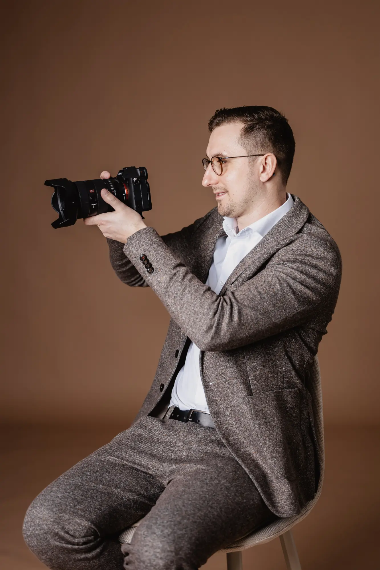Hochzeitsfotograf Ibbenbüren Maurice sitzend und schaut in die Kamera