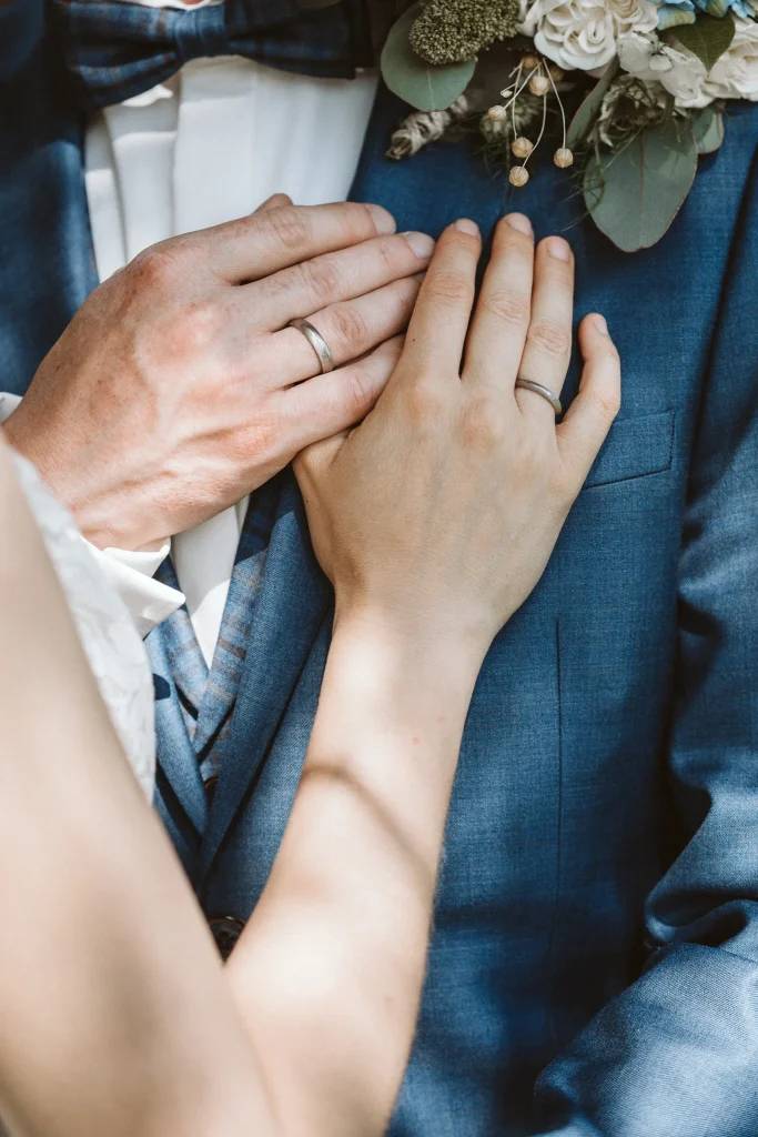 Hochzeitsfotograf Köln Hände mit Rinde