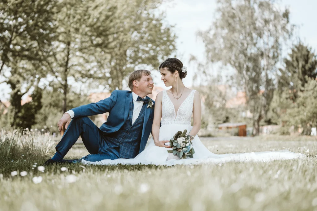 Hochzeitsfotograf Lingen Brautpaar sitzen im gras