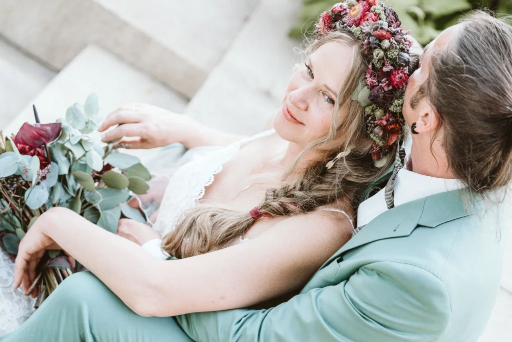 Hochzeitsfotograf Münster Brautpaar am Fluss verträumt