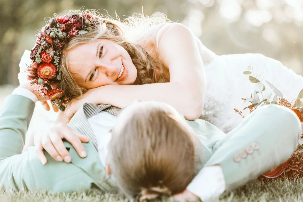 Hochzeitsfotograf Münster Brautpaar liegend