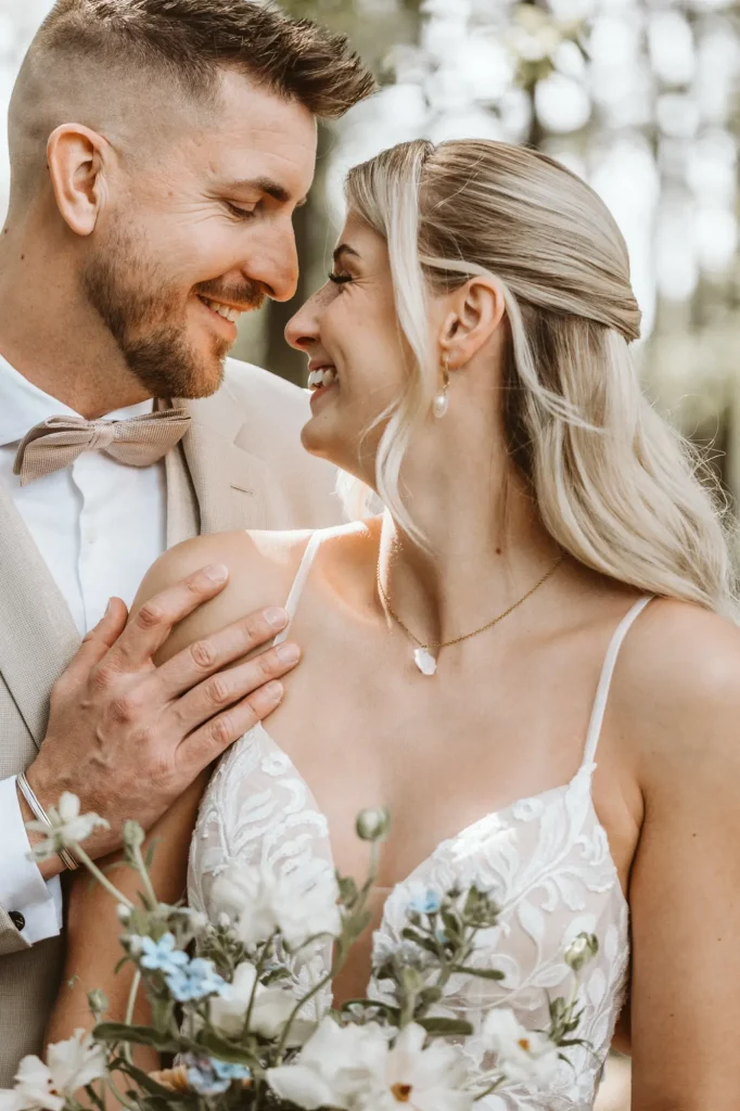 Hochzeitsfotograf Oldenburg Anni und Nils schauen sich an und lachen