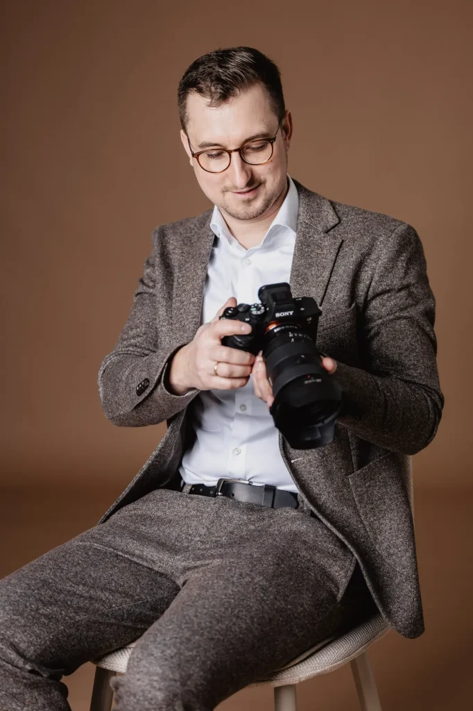 Hochzeitsfotograf Osnabrück Maurice Semsroth schaut in die Kamera und lacht