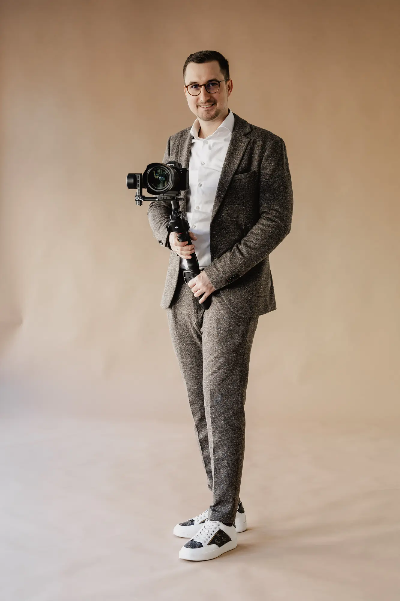 Hochzeitsfotograf Osnabrück Maurice Semsroth sthend mit Gimbal im Studio