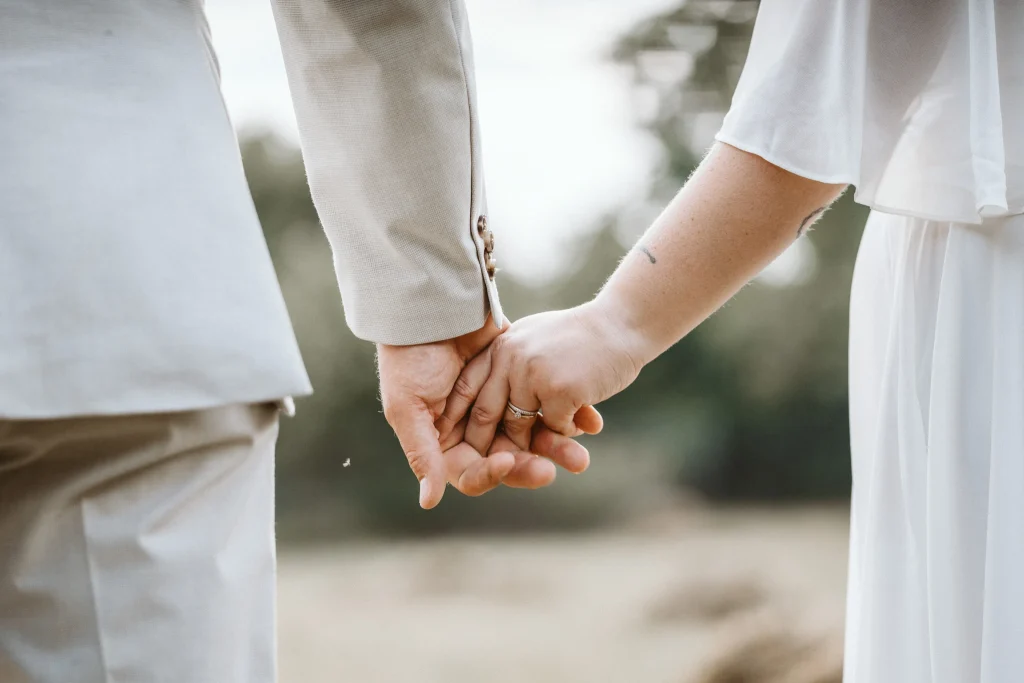 Hochzeitsfotograf Recklinghausen Brautpaar Händchenhaltend