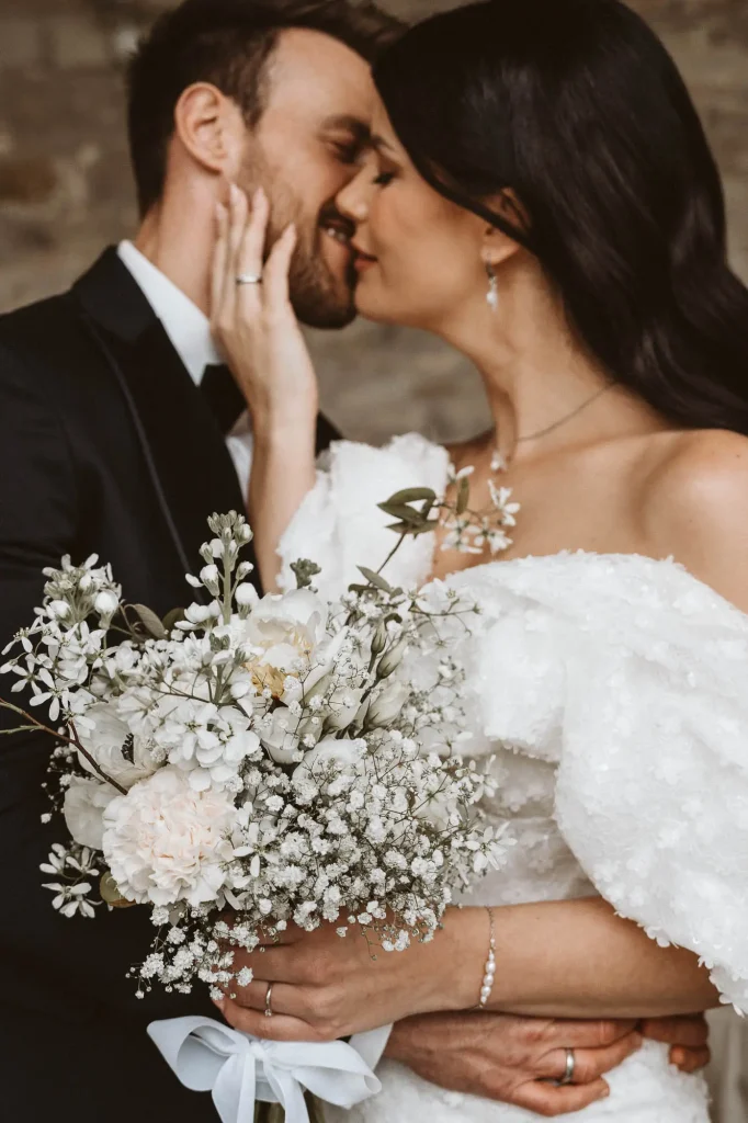 Hochzeitsfotograf Wuppertal Lena und Andre küssend mit Blumenstrauß