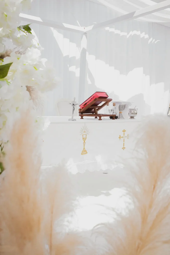 Hochzeitsfotograf Mallorca Altar durch Blume