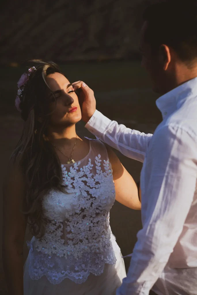 Hochzeitsfotograf Mallorca Bräutigam fischt sträne weg